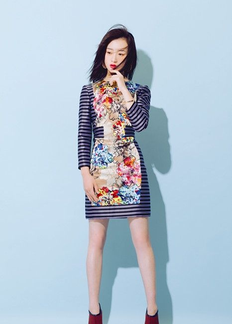 张檬黑白大片 展完美侧颜图片