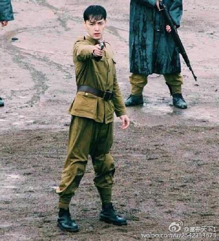 胡歌亮相韩国颁奖礼 英气逼人引瞩目图片