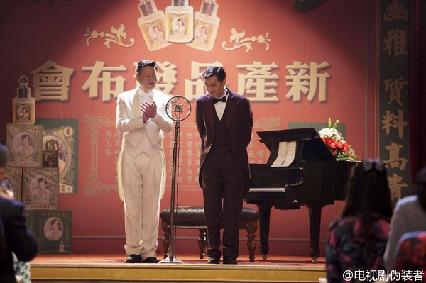 胡歌亮相韩国颁奖礼 英气逼人引瞩目图片