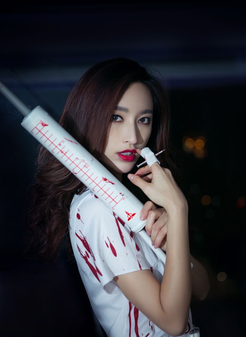 张俪万圣节写真曝光  把玩针筒大胆出位图片