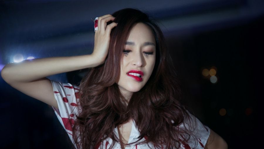 张俪万圣节写真曝光  把玩针筒大胆出位图片