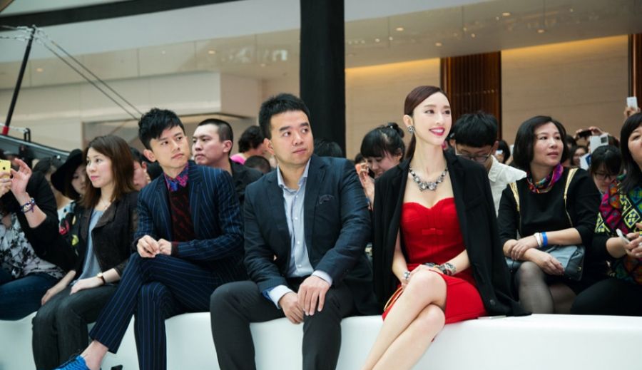 张俪低胸出席活动 满面桃红心情佳图片