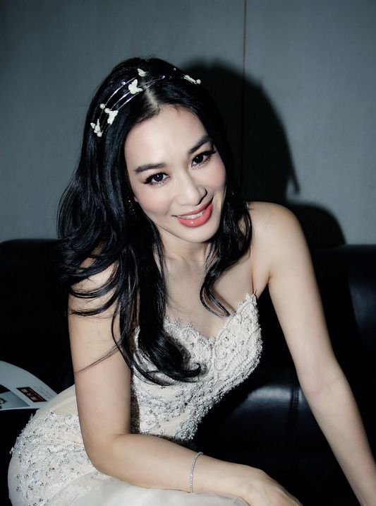 高清中越混血儿女演员钟丽缇抹胸洋装现身大秀雪白肌肤图片