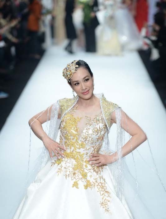 何洁赫子铭全新婚纱大片 大走性感路线图片