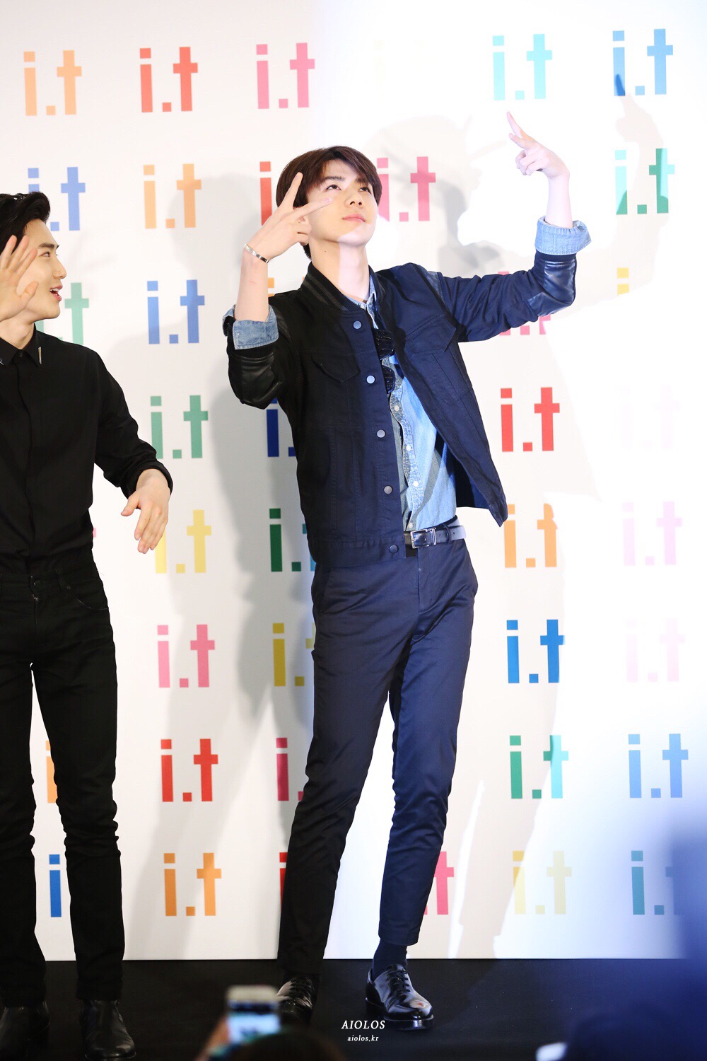 高清韩国首尔特别男明显EXO吴世勋香港K-FASHIONGRAND开幕无敌剪刀手图片