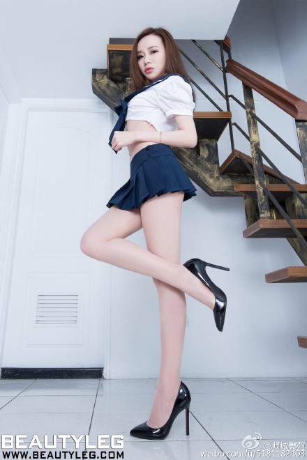 楼梯口的学生制服性感模特美女肉丝高跟美腿制服诱惑图片图片
