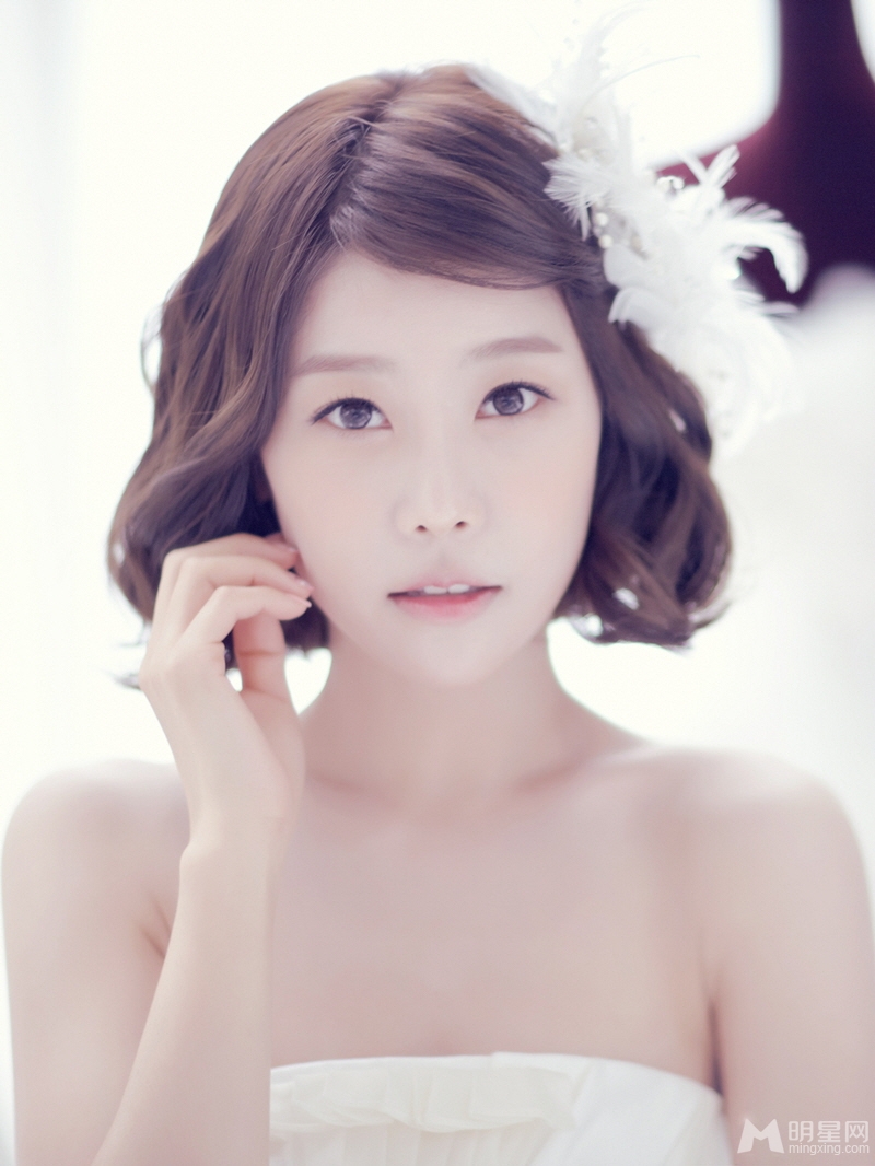 吴倩婚纱长裙唯美写真图片 武大校花吴倩图片写真集合图片