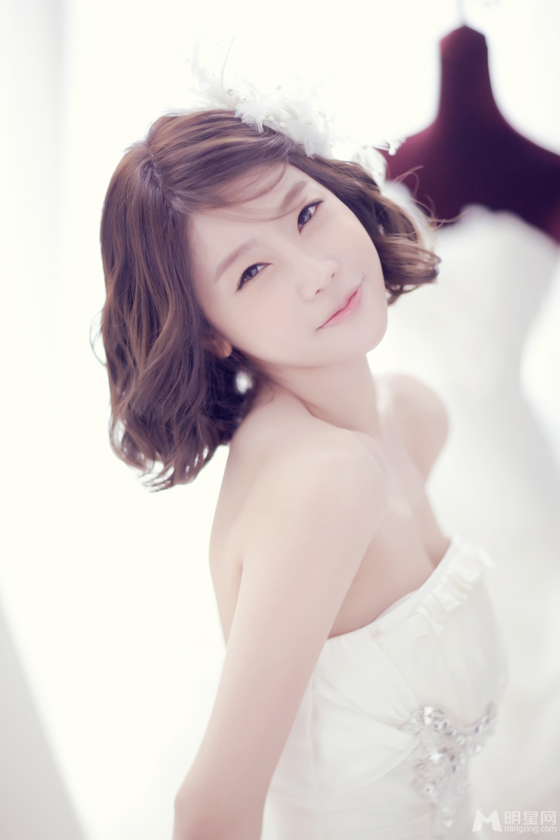 吴倩婚纱长裙唯美写真图片 武大校花吴倩图片写真集合图片