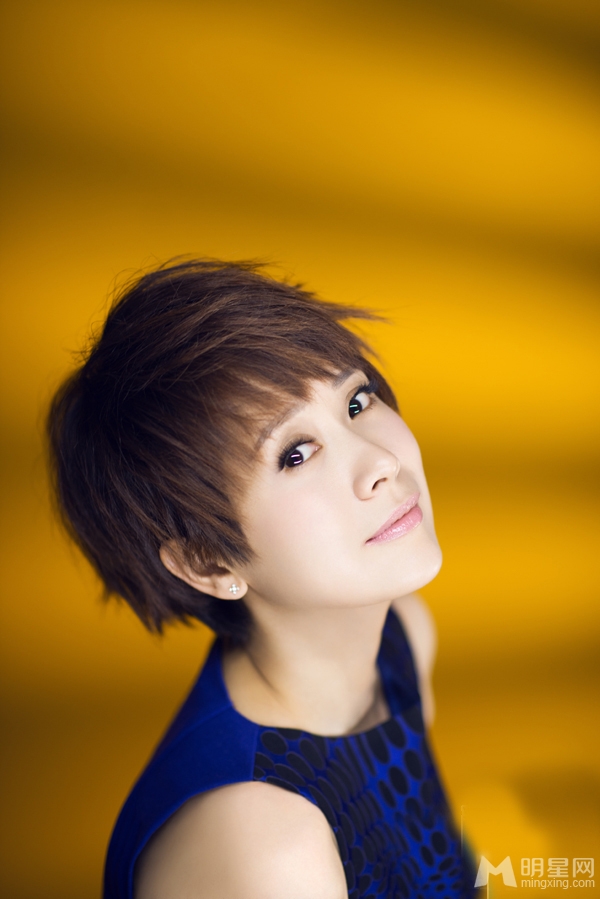 贾青短发写真图片甜美俏丽干练图片
