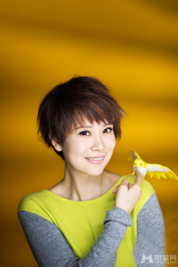 贾青短发写真图片甜美俏丽干练图片