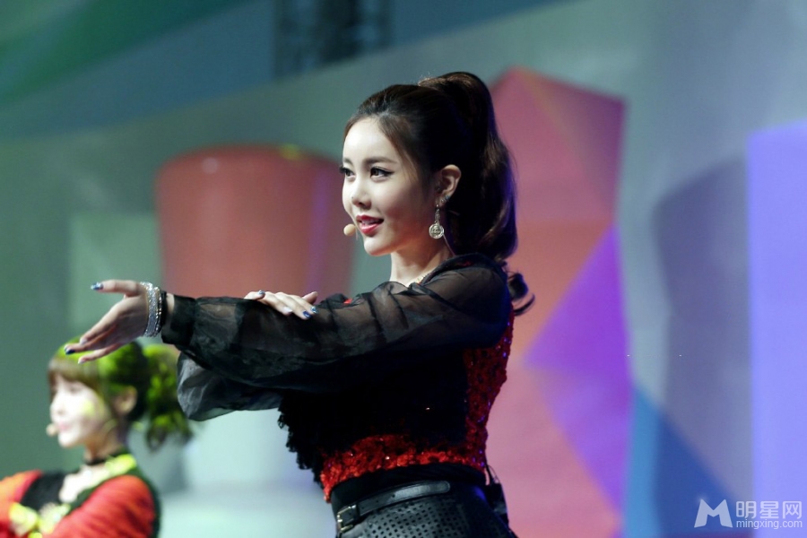 高清韩国京畿道高阳皇冠团李居丽美艳胜似人间仙女领衔Tara美貌高清舞台照图片