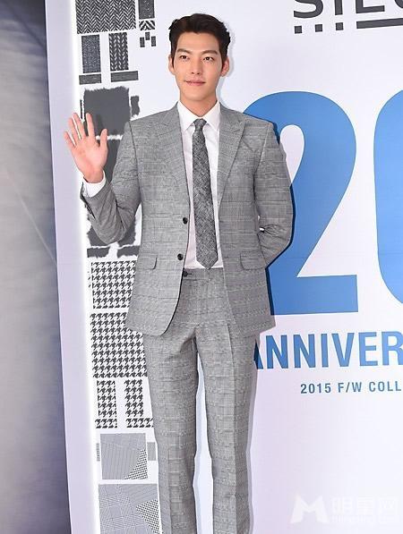 高清韩国男演员金宇彬收起不羁变绅士西服亮相活动现场图片
