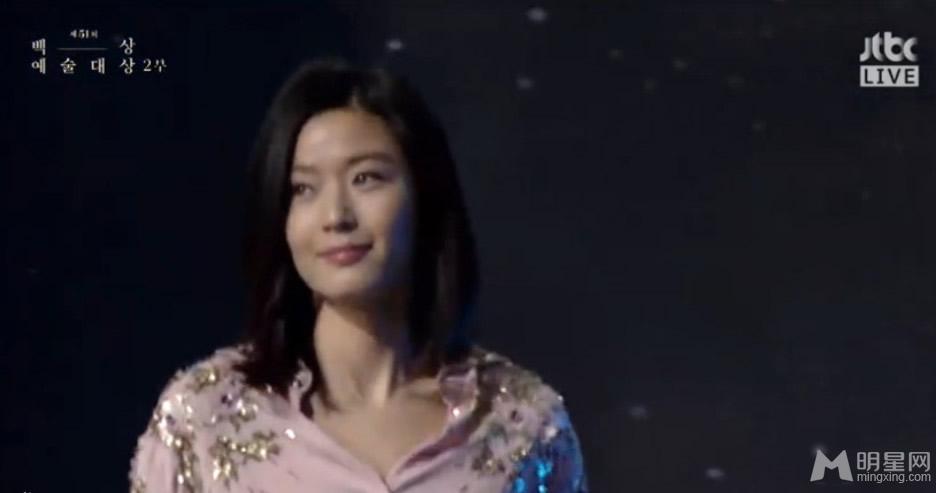 全智贤短发亮相韩国百想艺术大赏 女神光芒照耀全场图片