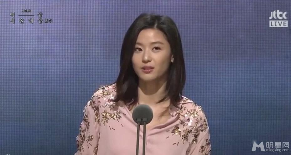 尹恩惠性感诱惑写真 短发艳妆大展傲人身材图片