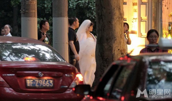 何洁赫子铭婚礼将近 婚纱拍摄选马场图片