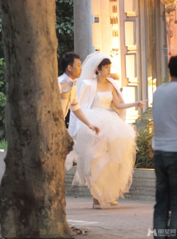 吴倩婚纱长裙唯美写真图片 武大校花吴倩图片写真集合图片