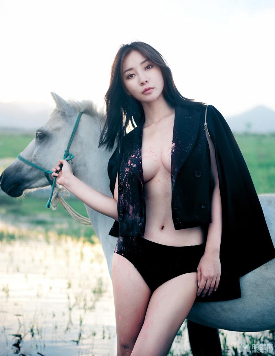 少女时代上海代言游戏 露蛮腰秀玉腿性感惹火图片