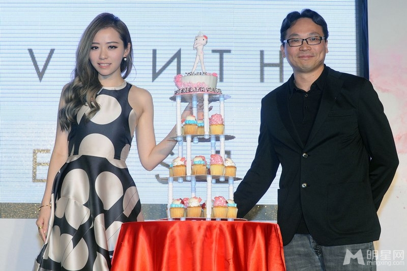 王丽坤优雅杂志写真图片 浪漫卷发百变裙装 王丽坤性感图片图片