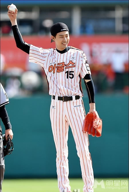高清韩国首尔男星赵寅成帅气亮相红毯引粉丝尖叫赵寅成图片图片