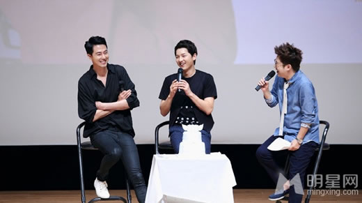 高清韩国大田广域男星宋仲基入伍前图片赵寅成及1400多名粉丝含泪告别图片