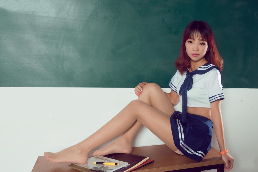 学生妹穿着天蓝色连衣裙的清纯麻花辫美女清纯养眼唯美校园写真图片