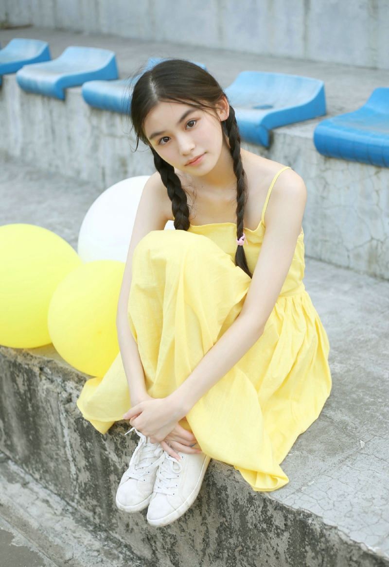韩国女天团少女时代成员黄美英夏日写真 清凉连衣裙上阵图片