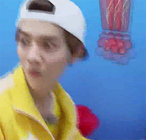 鹿晗最新动态GIF：感觉下一季的跑男鹿晗要承包笑点图片