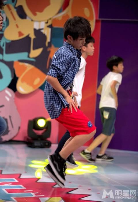 TFBOYS快乐大本营 五子棋游戏笑翻全场 TFBOYS图片图片