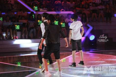 TFBOYS代言步步高广告 和何炅老师合照图片
