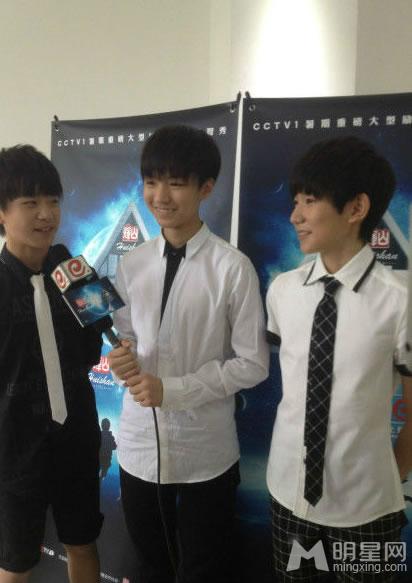 TFBOYS代言步步高广告 和何炅老师合照图片