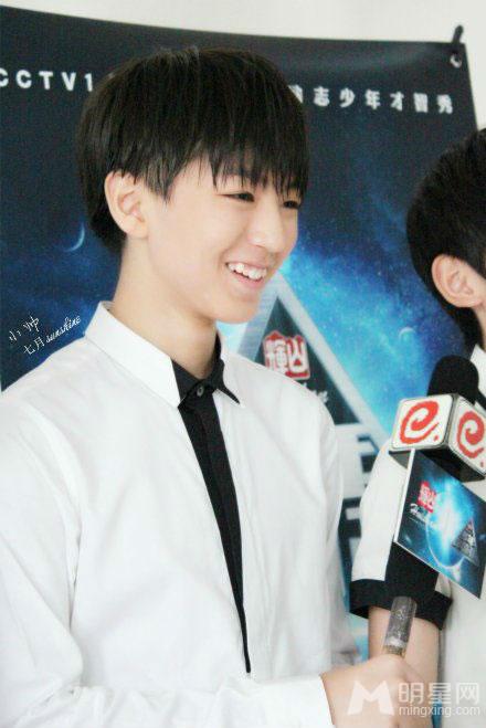 TFBOYS代言步步高广告 和何炅老师合照图片