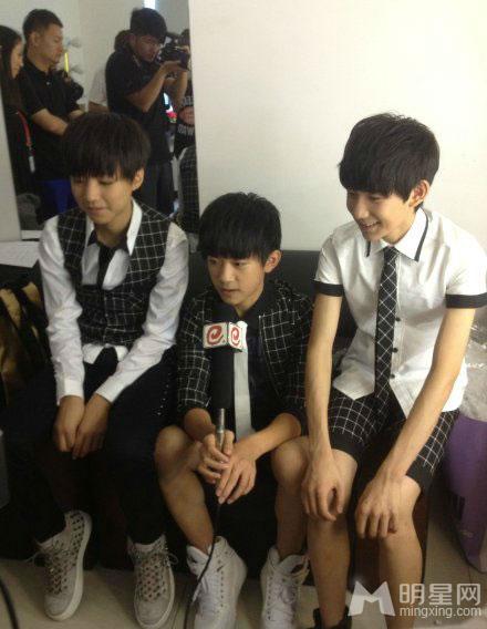 TFBOYS代言步步高广告 和何炅老师合照图片