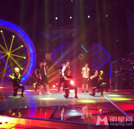 TFBOYS代言步步高广告 和何炅老师合照图片