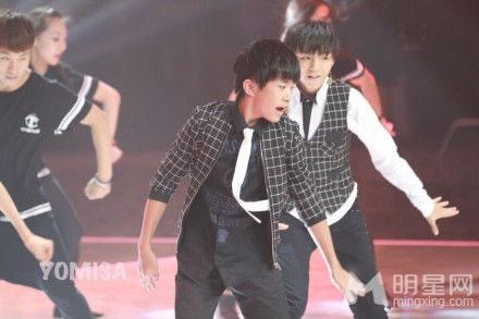 TFBOYS代言步步高广告 和何炅老师合照图片