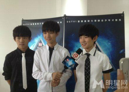 TFBOYS代言步步高广告 和何炅老师合照图片