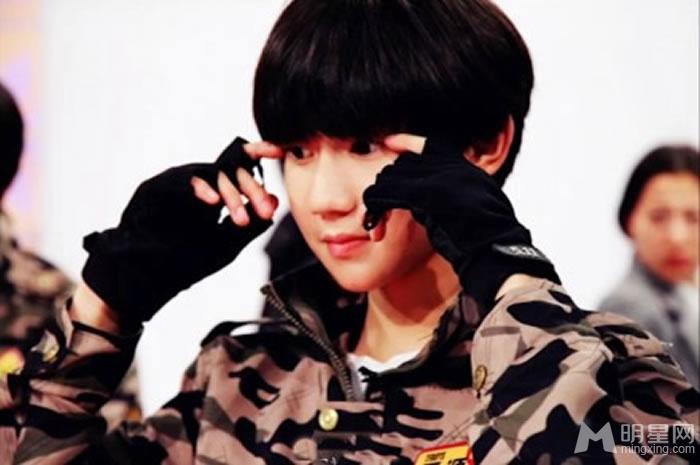 TFBOYS王源迷彩服深情演唱 TFBOYS图片王源图片图片