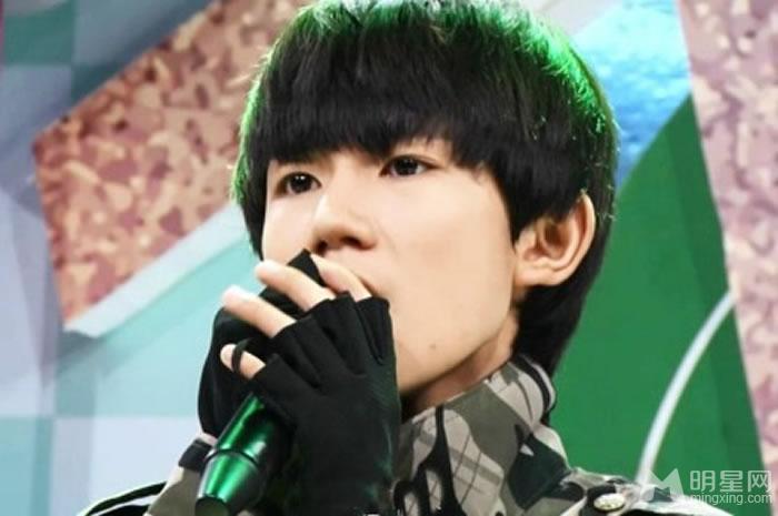 TFBOYS王源迷彩服深情演唱 TFBOYS图片王源图片图片