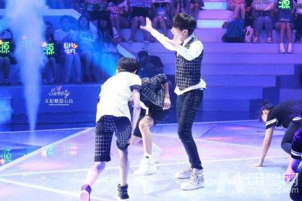 TFBOYS参加《少年中国强》 节目录制 TFBOYS图片图片