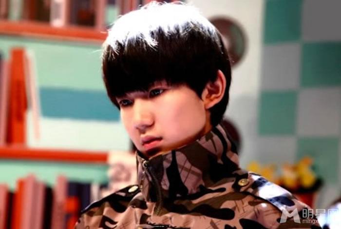 TFBOYS王源迷彩服深情演唱 TFBOYS图片王源图片图片