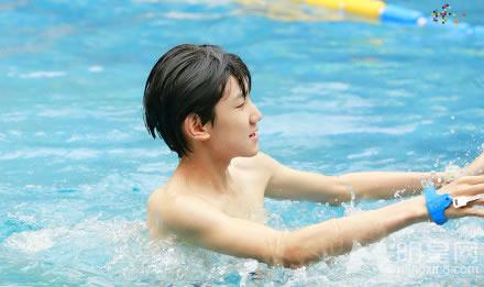 TFBOYS代言步步高广告 和何炅老师合照图片