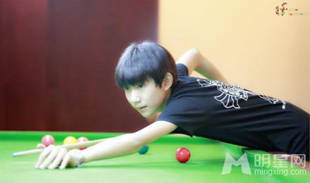 TFBOYS代言步步高广告 和何炅老师合照图片