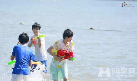 TFBOYS代言步步高广告 和何炅老师合照图片