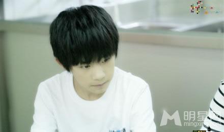 TFBOYS代言步步高广告 和何炅老师合照图片
