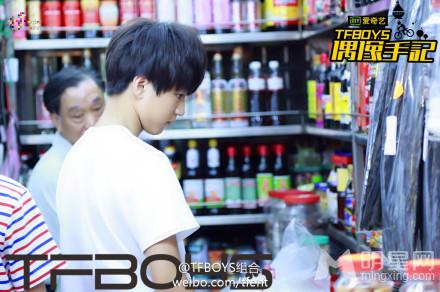 TFBOYS代言步步高广告 和何炅老师合照图片