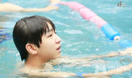 TFBOYS代言步步高广告 和何炅老师合照图片