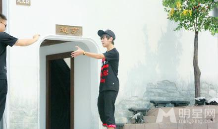TFBOYS代言步步高广告 和何炅老师合照图片