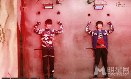 TFBOYS代言步步高广告 和何炅老师合照图片