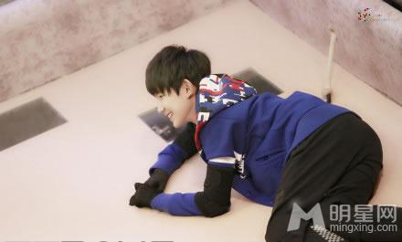 TFBOYS代言步步高广告 和何炅老师合照图片