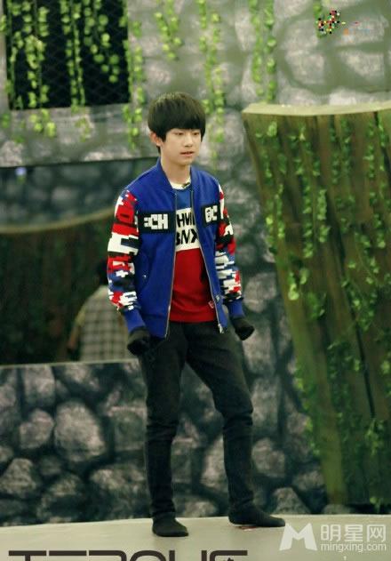 TFBOYS代言步步高广告 和何炅老师合照图片
