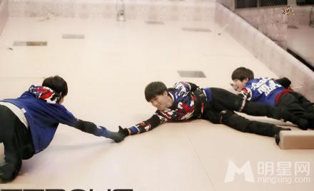 TFBOYS代言步步高广告 和何炅老师合照图片